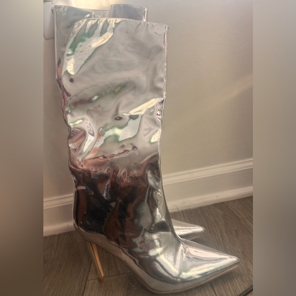 Size 8 / Silver Metallic Pointed-Toe Women's Knee Boots - Picture 3 of 4